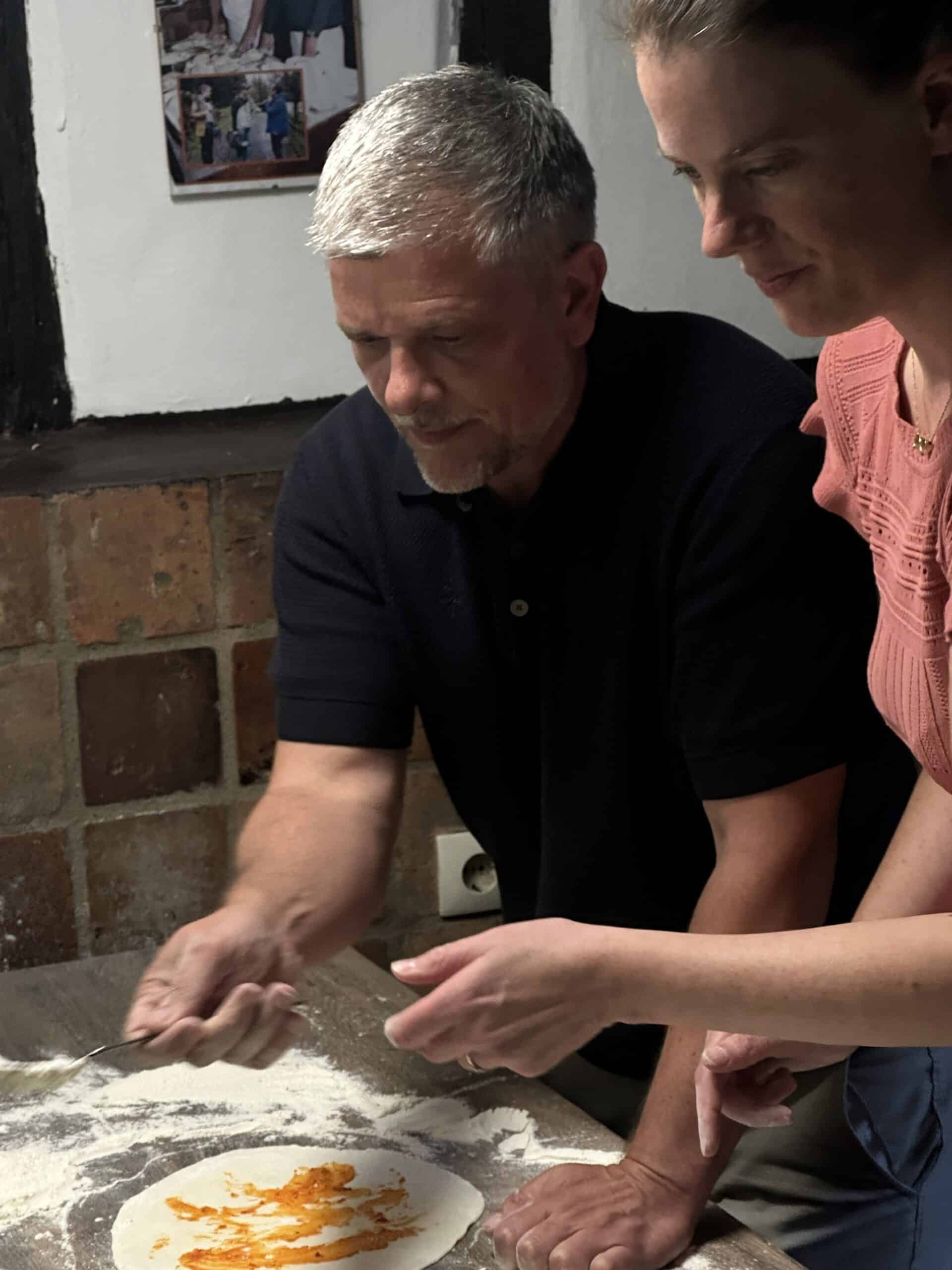 Remo und Annika beim Flammkuchenbacken