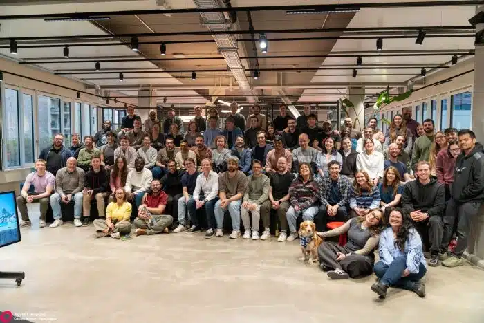 Grover-Team in schwarzen und weißen Grover-Shirts beim Gruppenfoto